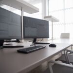 Manutenção de computadores para empresas: estação de trabalho com dois monitores e teclado