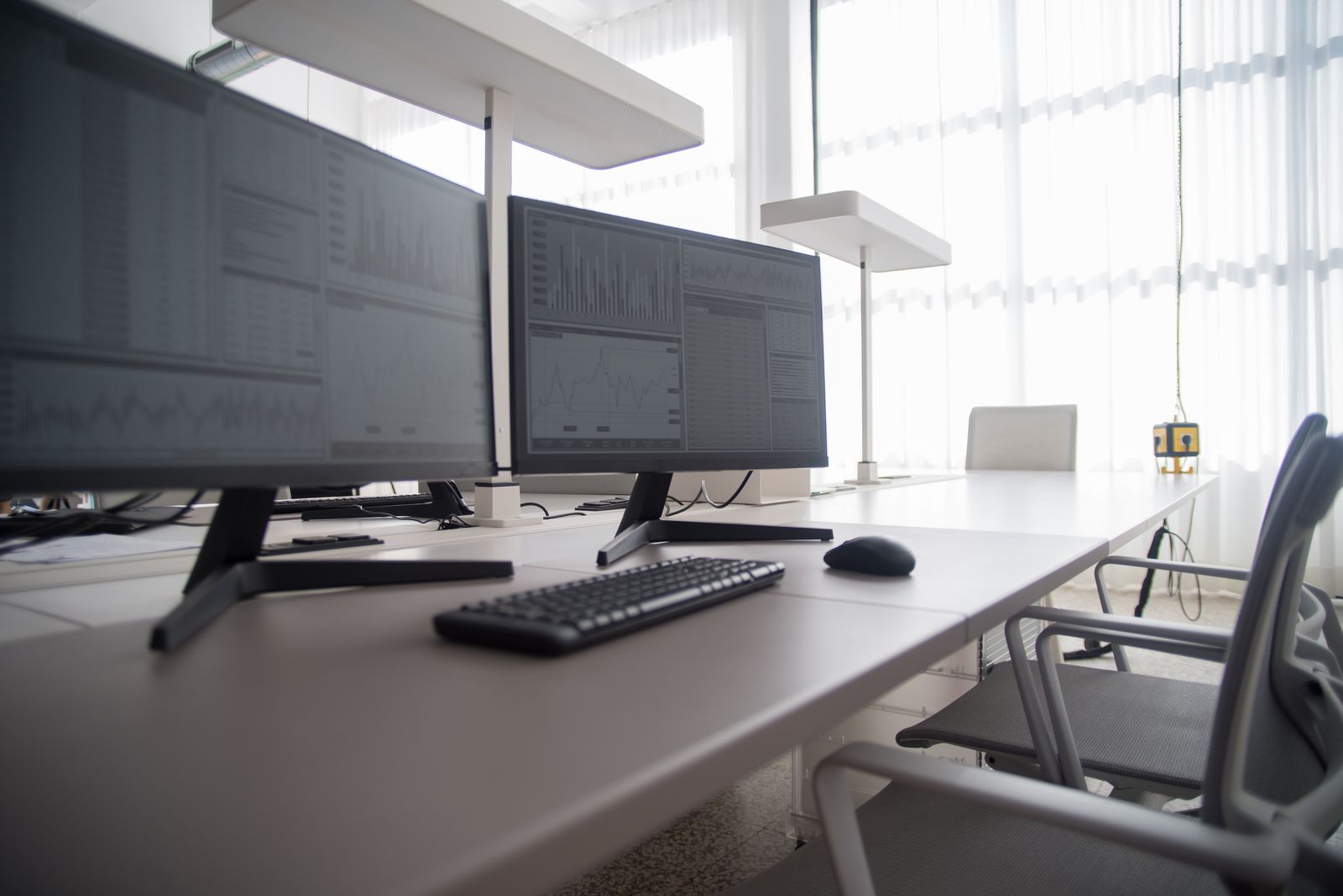 Manutenção de computadores para empresas: estação de trabalho com dois monitores e teclado
