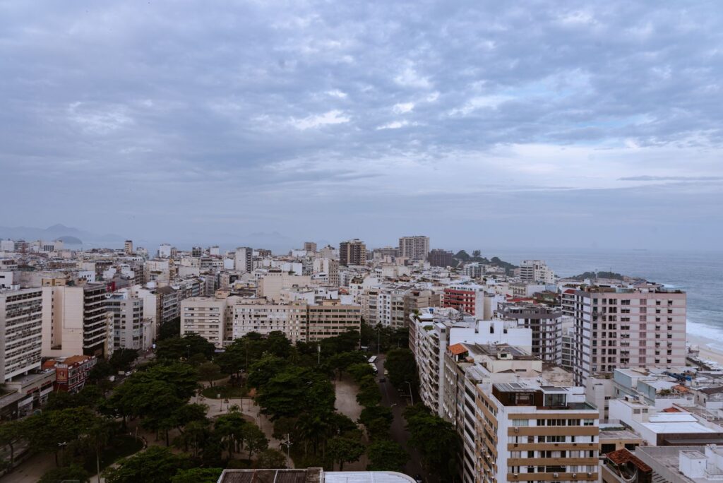 Técnico de informática em domicílio na Zona Sul: vista do alto de prédios residenciais e do mar no Rio
