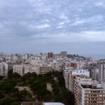Técnico de informática em domicílio na Zona Sul: vista do alto de prédios residenciais e do mar no Rio
