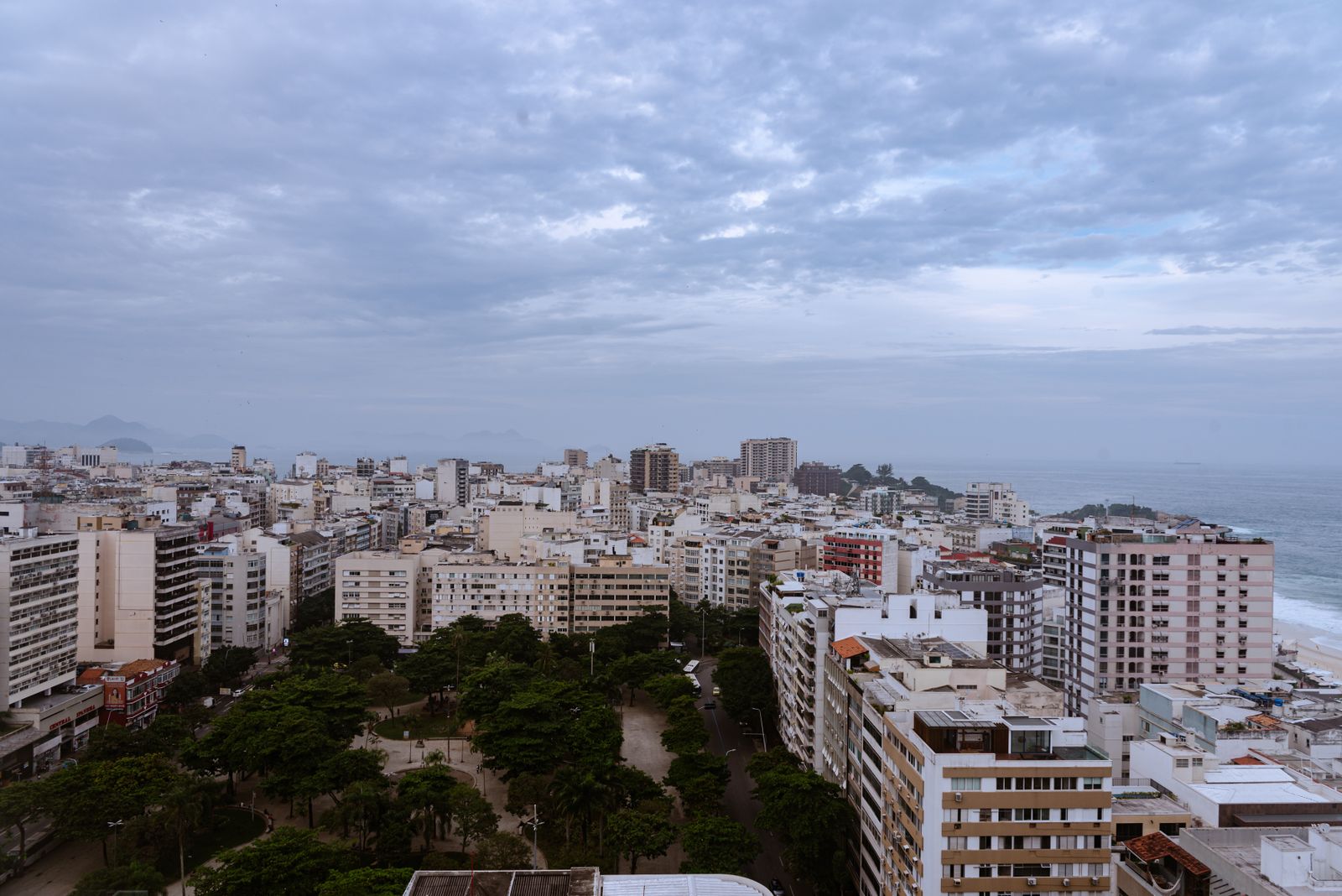 Técnico de informática em domicílio na Zona Sul: vista do alto de prédios residenciais e do mar no Rio